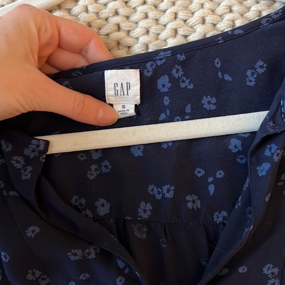 GAP Blouse. Women’s size Small - Picture 2 of 3